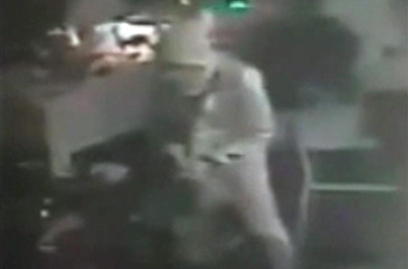 Istanbul, spara davanti moschea  e fugge: ci sono almeno 2 feriti 