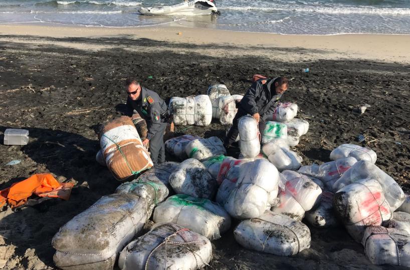 Gommone alla deriva, Gdfsequestra 7,6 quintali di droga