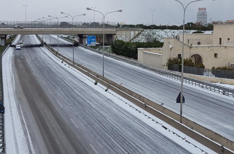 Bari, chiusa la tangenziale«Poco sale sulla strada» Latte caldo agli automobilisti 