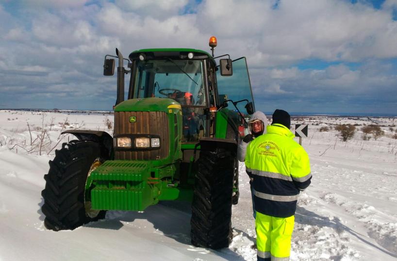 trattore nella neve a Ruvo