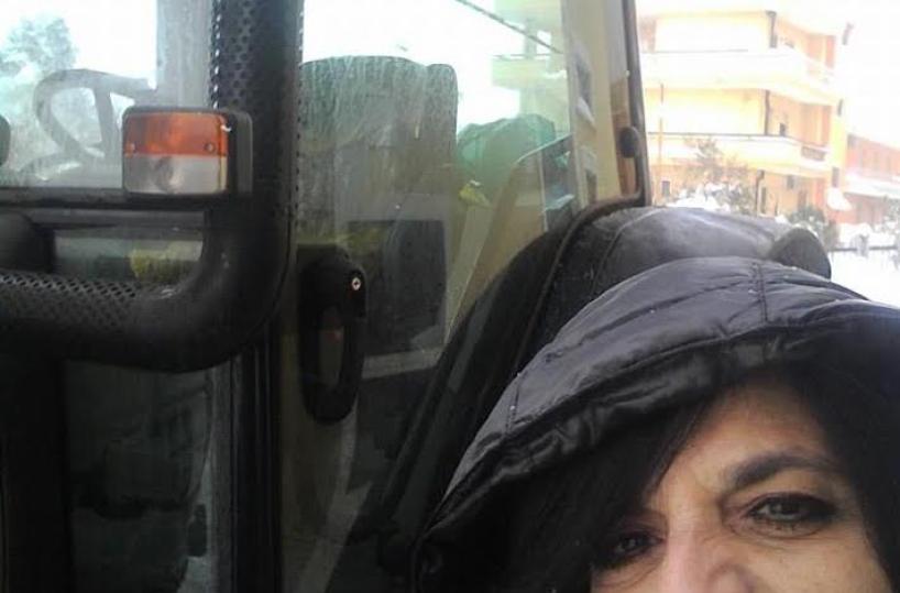 Santeramo,  col trattore del marito  per raggiungere il posto di lavoro