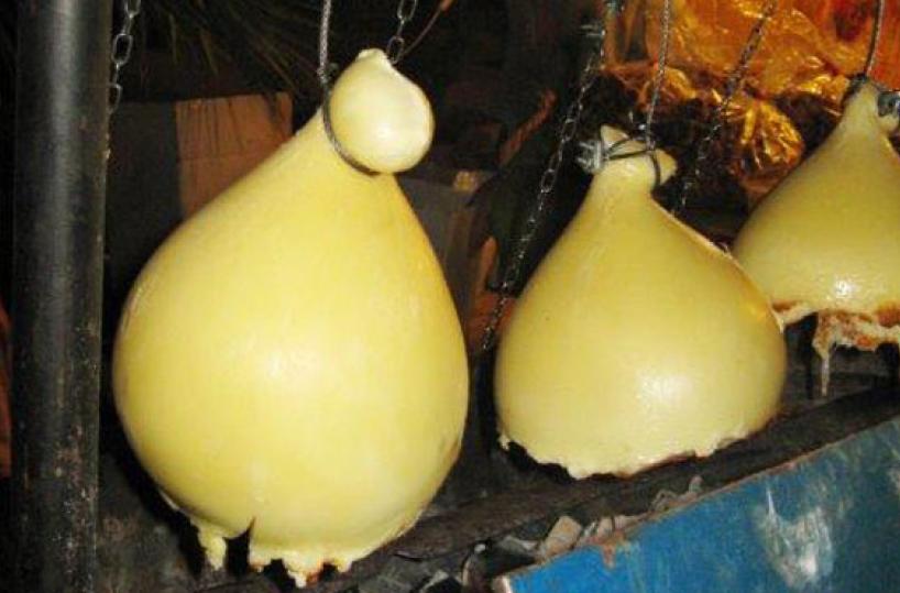 TIPICO - Il caciocavallo «impiccato» sulla brace
