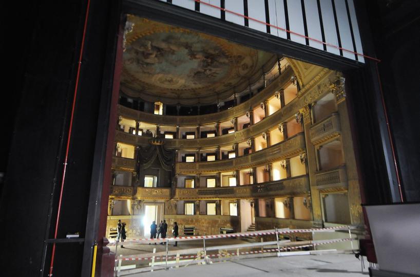 interno teatro Piccinni a Bari