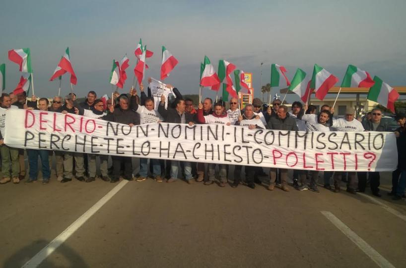 Statale 275, protesta infinitanuovo blocco degli operai