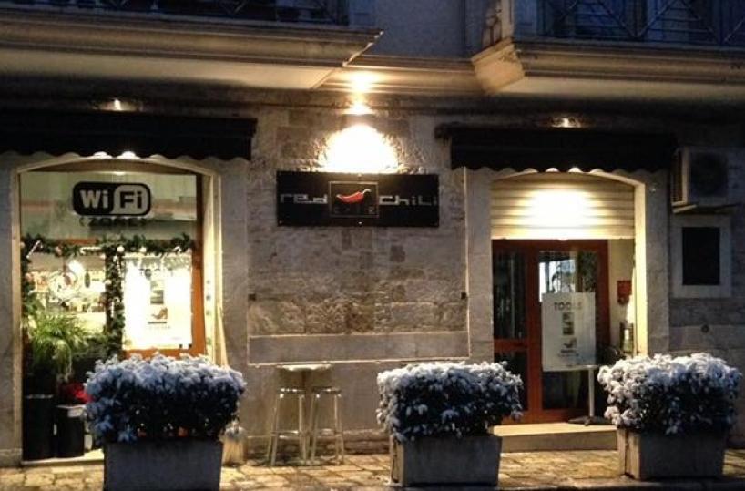 «Ladro di sgabelli» va al bar  per arredare l'appartamento