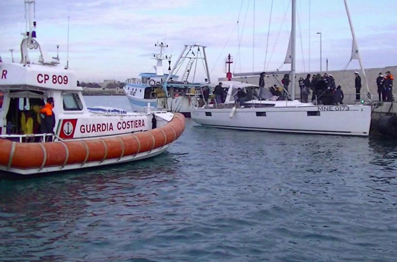 sbarco migranti da barca a vela ad Otranto