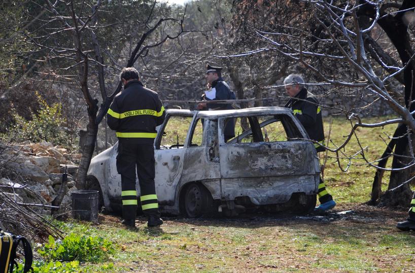 Auto carbonizzata con donna morta a Sammichele