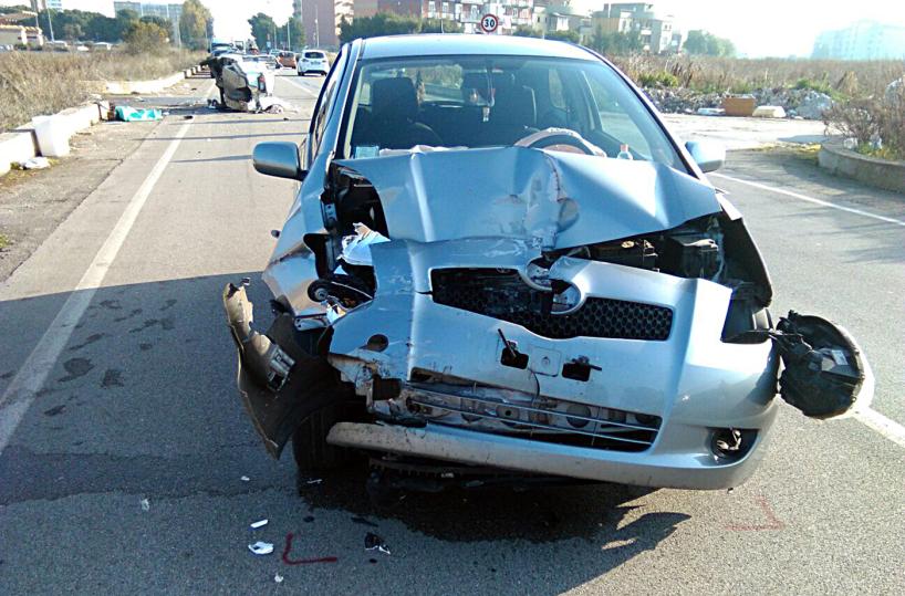 Operatore dell'Amiu  travolto  da un'auto