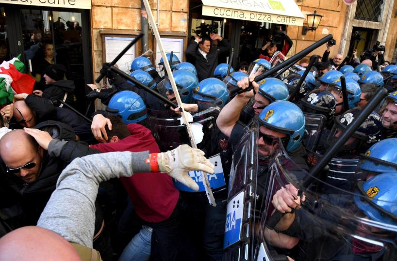 Tassisti protestano davanti alla sede