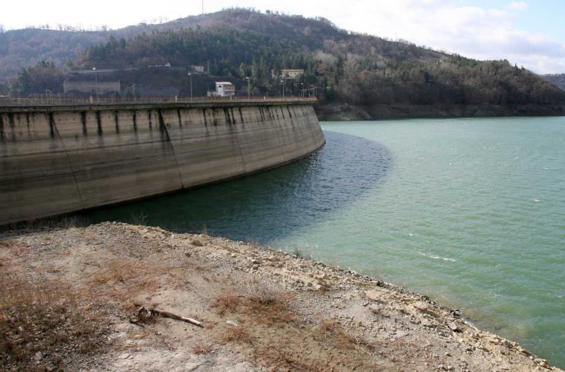 Macchia sospetta al PertusilloAqp e Arpab: «Tutto sotto controllo»