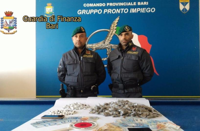 Bitonto, bazar della droganella zona «167»: presi in 2