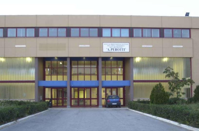 Colpi pistola a salve  in una scuola di Bari identificato un 17enne