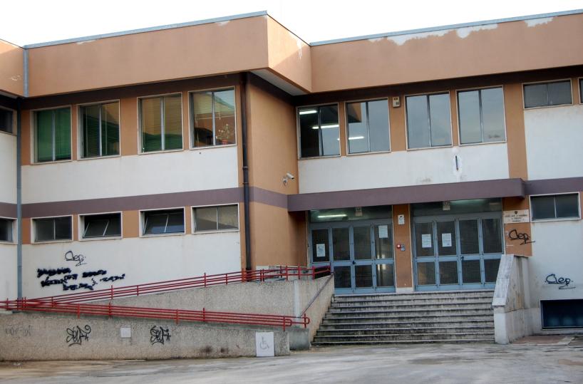 Bari, 16enne spara nel cortiledella scuola con pistola a salve