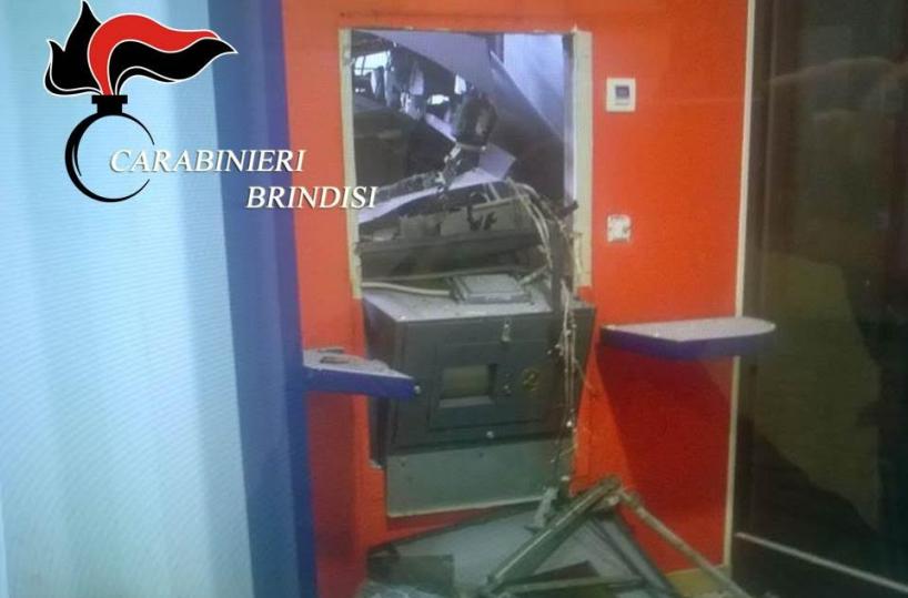 Fanno saltare bancomatsparatoria con CC a Latiano