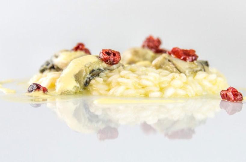 Risotto in acqua di mare al «burro in corteccia» di Puglia e latte di Mandorla, ostrica maturata in birra artigianale, crema di lupino e lampone selvatico