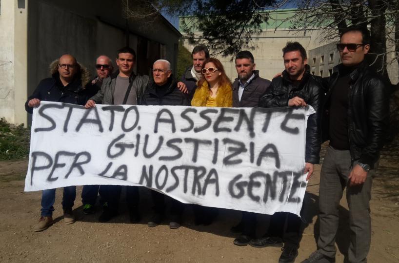 Masseria occupata dai rom Il proprietario «scortato» dai militanti di «Noi con Salvini»
