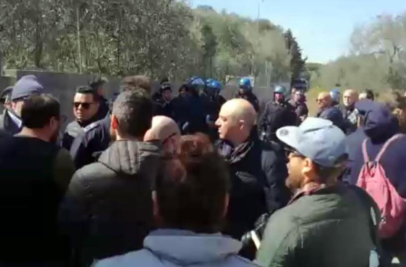Tap, attivisti protestano  sotto Prefettura di Lecce