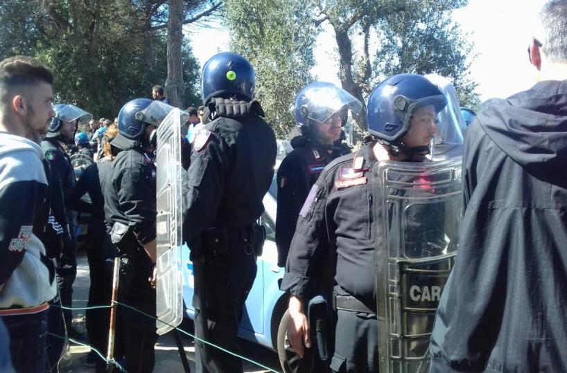 manifestanti no tap