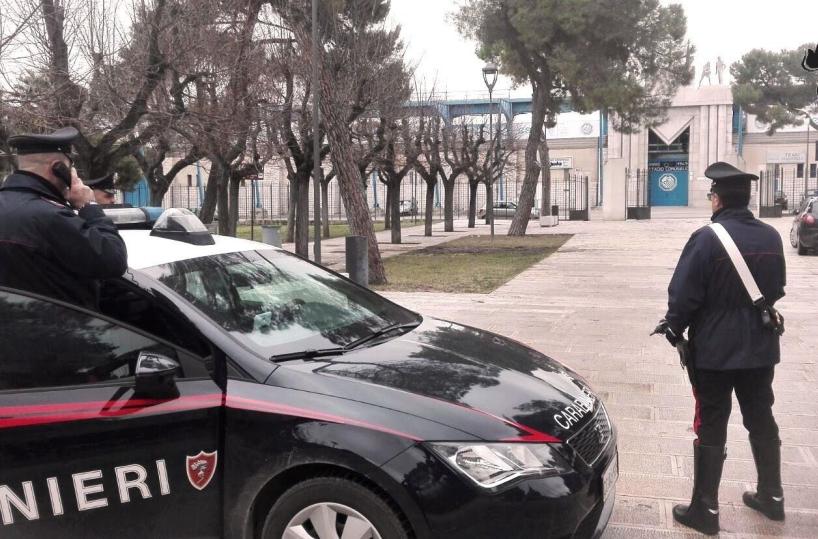 Rubano lastre di marmoe fuggono con utilitaria: presi