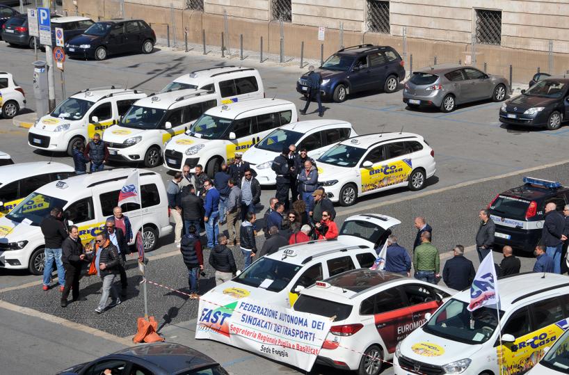 Taxi, a Bari presidio in piazza Prefettura: fermi 70 veicoli