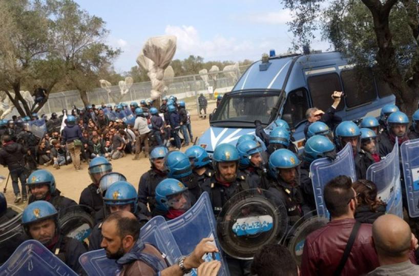 Tap, polizia carica manifestanticontro espianto degli ulivi