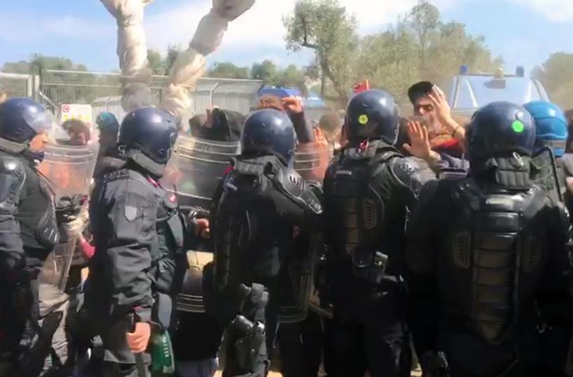 Gasdotto Tap, sassaiola e cariche della polizia al cantiere: 3 feriti