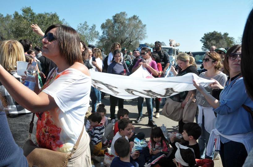 Tap, ripresi gli espianti degli ulivi In presidio donne e bimbi