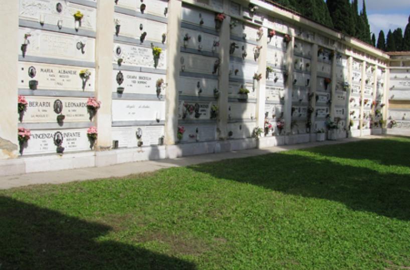 S. Severo, profanate 30 tombeLa condanna del sindaco