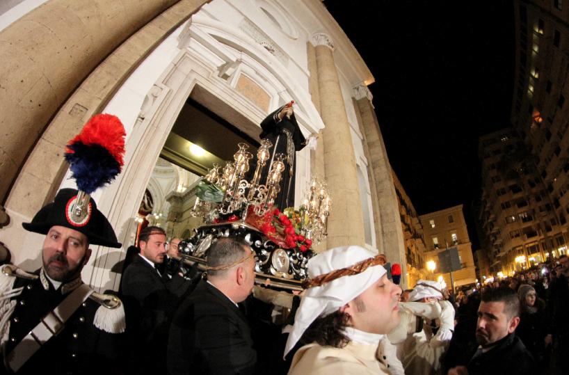 Leverano, scippano 88enne alla processione: presi in 2