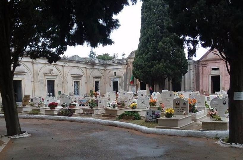 Mola, anche i morti fanno la filafiniti i posti al cimitero, salme in frigo