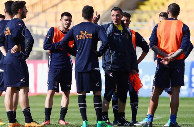 L'allenatore Roberto Rizzo sul prato del Via del Mare con la squadra del Lecce (foto Massimino e Anza)
