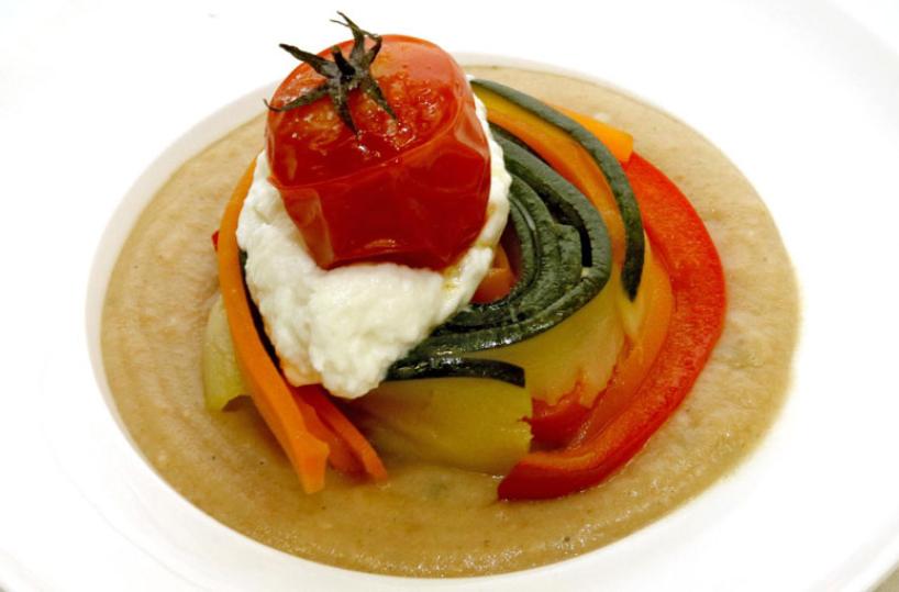 Ricette Puglia - Girella di verdure su crema di friselle, con bufala e pomodorino candito - Ricetta di Simona Fedele, Mirea Colella, Erica Ruggi