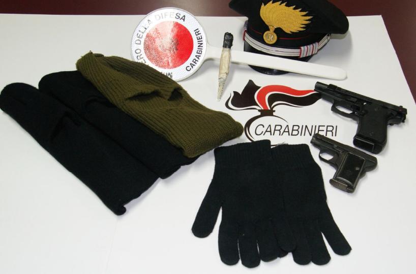 Avevano pistola e passamontagna tre arresti, anche un minorenne 17enne guidava un'auto rubata