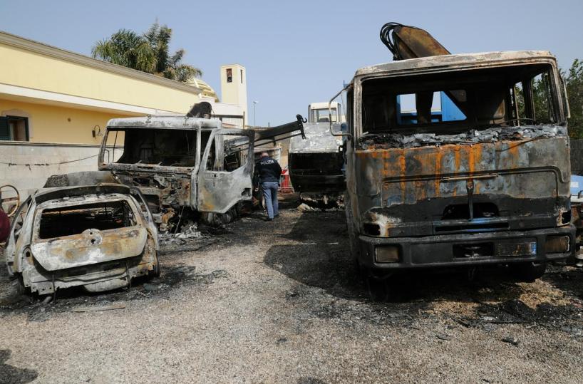 Incendiati otto automezziin un deposito di Taurisano 