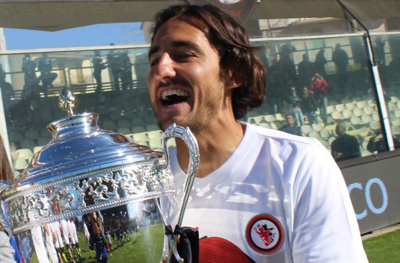 Foggia calcio, Capitan Agnelli con la coppa di Lega pro (foto Vincenzo Maizzi)