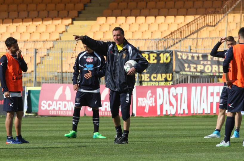 Roberto Rizzo, da poco allenatore del Lecce, si sta facendo apprezzare dai calciatori per la chiarezza d'idee (Massimino foto)