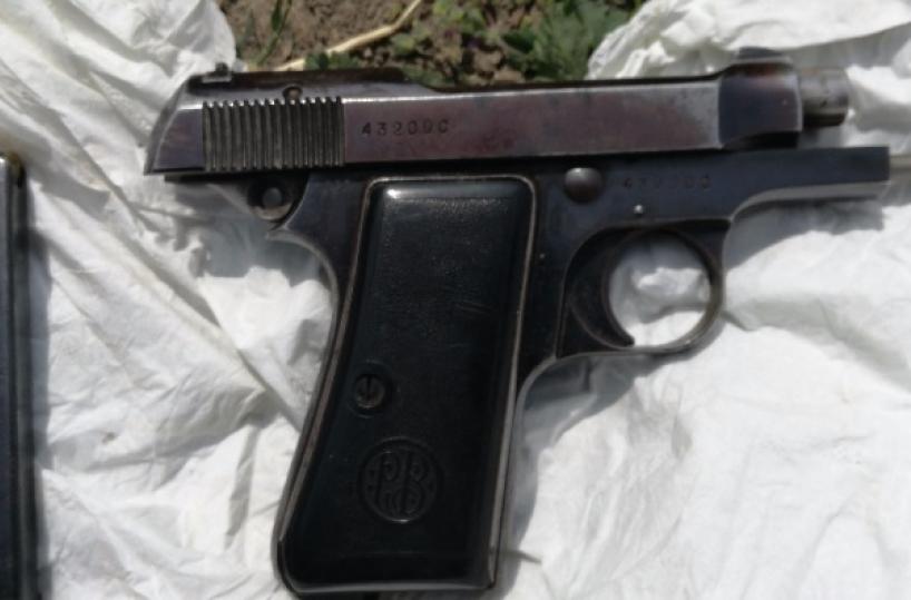 Foggia, salta muro di cintaper nasconder una pistola