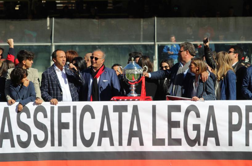 I Sannella con i Curci durante la premiazione allo Zaccheria di Foggia