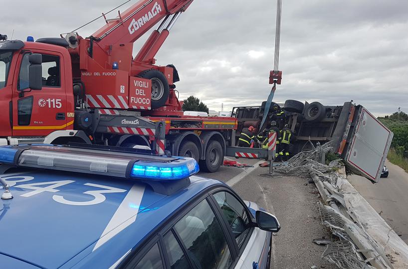 Potenza, si ribalta autoarticolato carico di legname: conducente salvo per miracolo