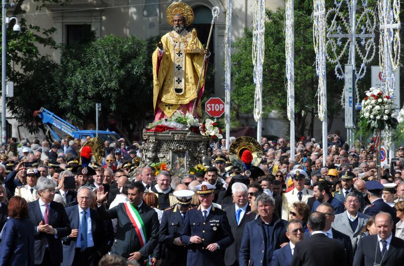 San Nicola, tra divieti e chiusure dimenticate l’auto