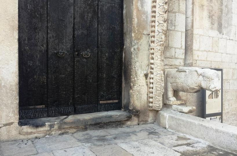 Trani, vandali incendianoportale chiesa del 1300