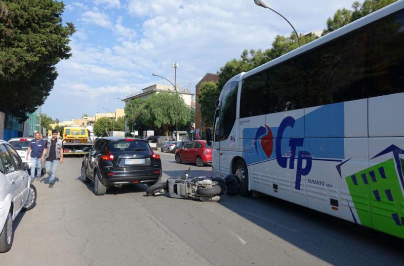 Vigile muore in incidentevicino al comando a Taranto