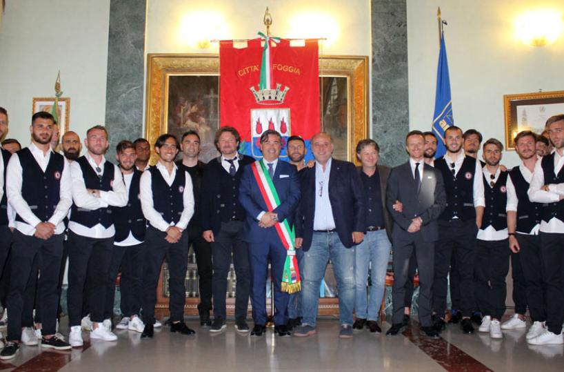 La squadra sotto il gonfalone della città di Foggia