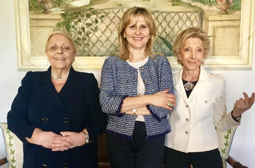 TRADIZIONE - Vittoria e Maria Teresa Vallone, al centro l'enologa