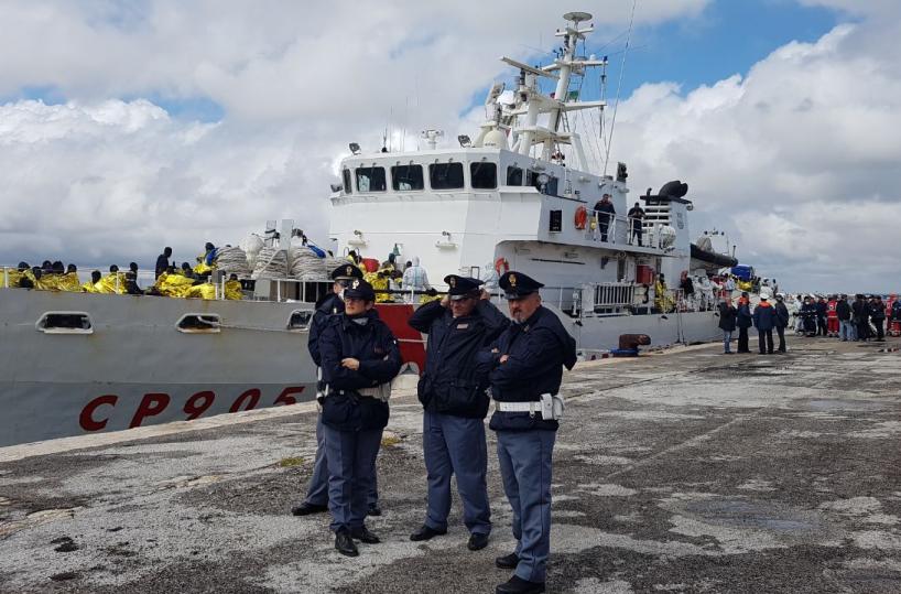 Migranti, in 250 al porto di Bari mobilitazione per l'accoglienza Raccolta viveri in piazza Chiurlia