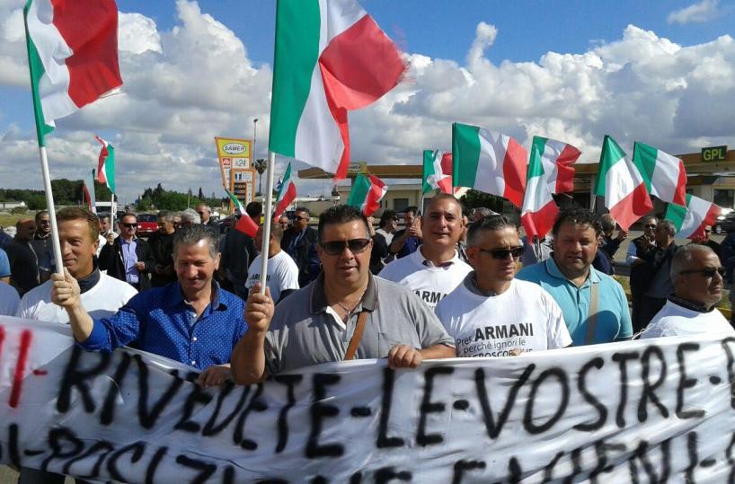 Operai e motociclisti bloccano la statale «275»