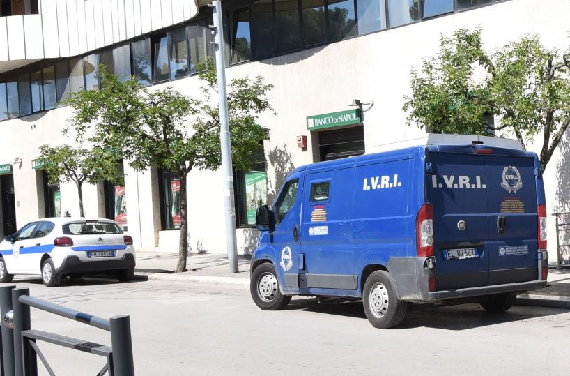 Cerignola, rapina a portavaloricon sparatoria: ferito un vigilante