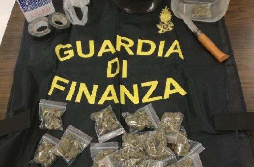 Barletta, presi due spacciatoriuno vendeva vicino ai lidi