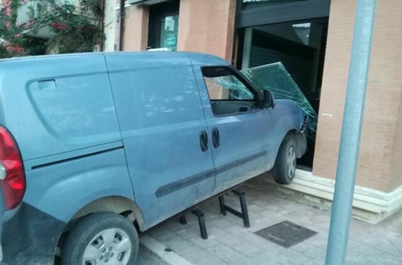 Foggia, assalto al bancomatcon sparatoria: 4 arresti