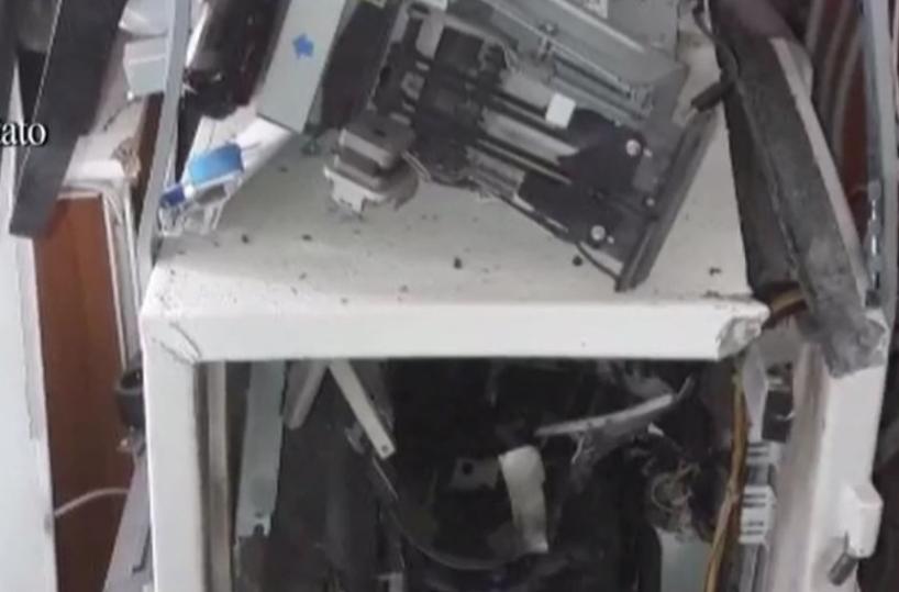 Fanno saltare il bancomatvia con i soldi a Corigliano